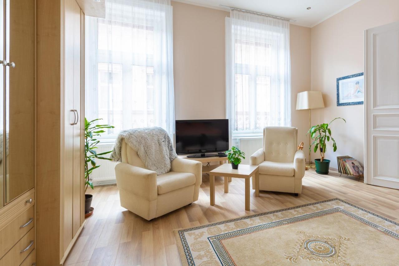 F24 Ferenc Apartament *
