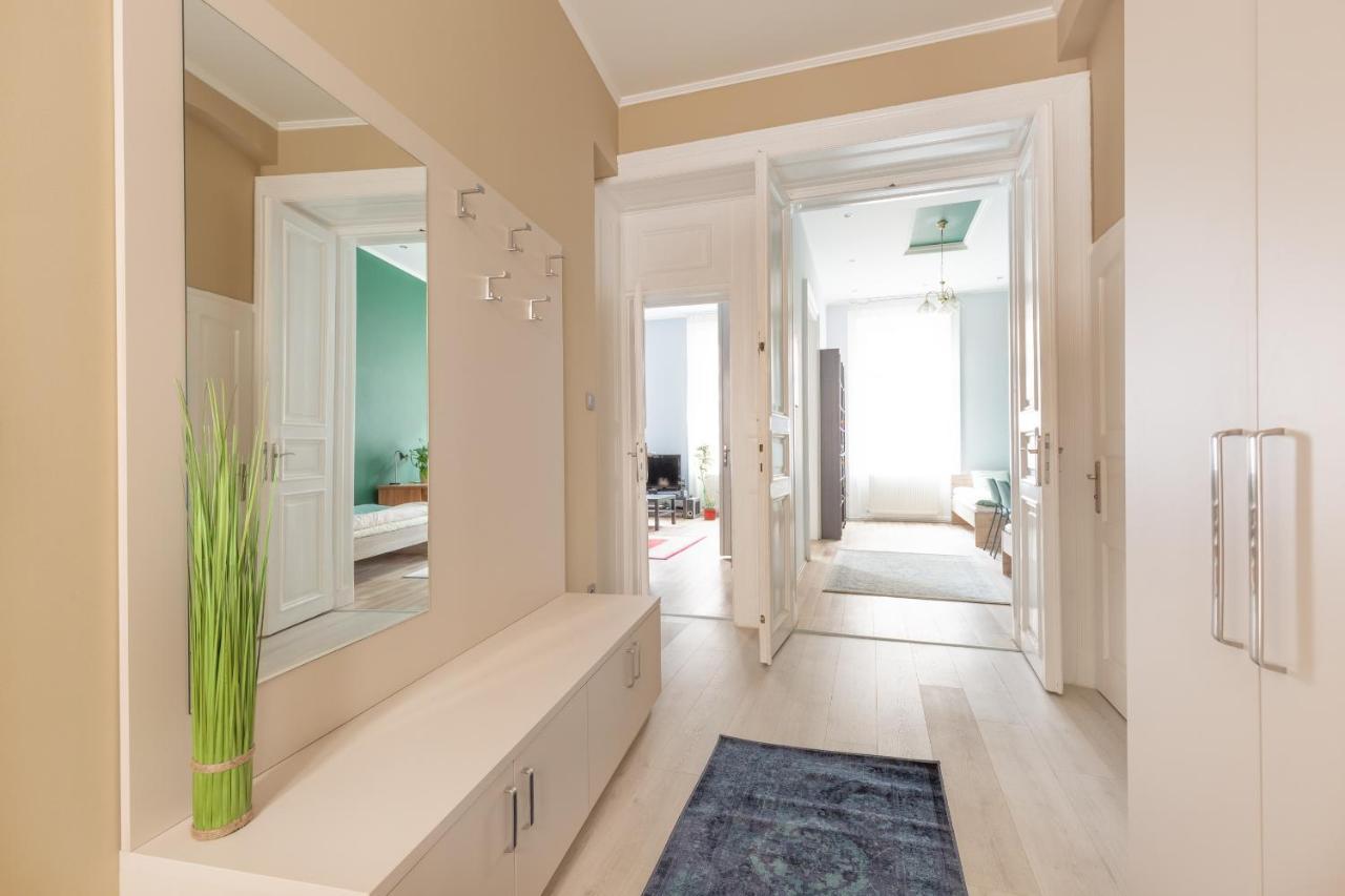 F24 Ferenc Apartament *